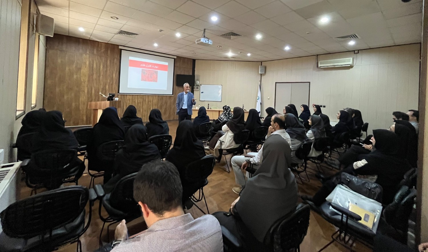 برگزاری کارگاه دکتر احمد حاجبی ریاست دانشکده علوم رفتاری و سلامت روان در «مجموعه کارگاه های توانمندسازی تابستانه» ویژه اعضای هیات علمی دانشگاه علوم پزشکی ایران
